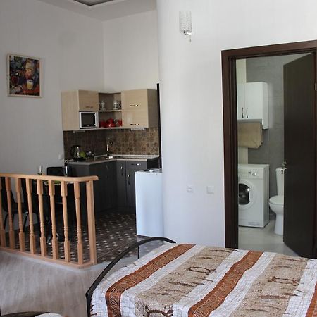 Guest House On Gia Abesadze Street Tbilisi Exterior photo